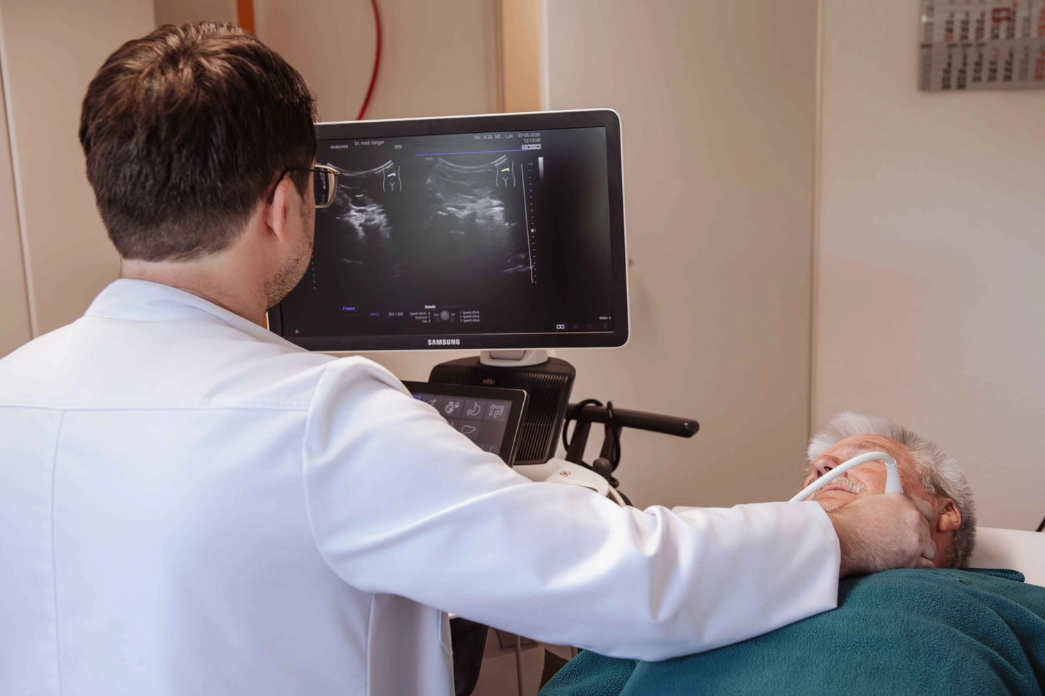 Rumeln - Facharzt für Innere Medizin und Intensivmedizin – Ultraschalluntersuchung