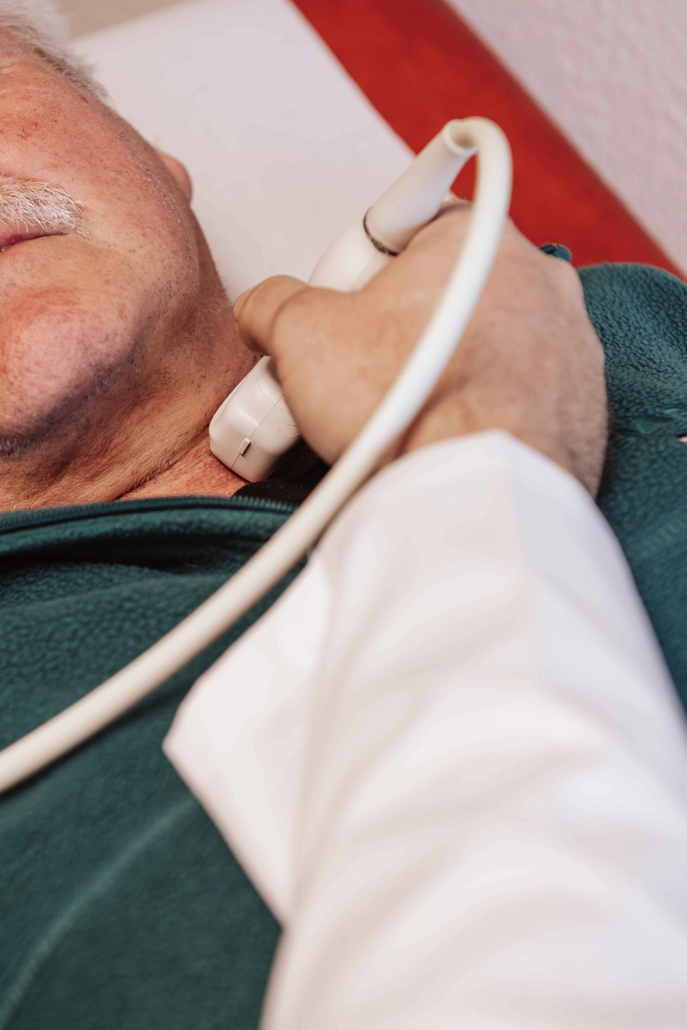Rumeln - Facharzt für Innere Medizin und Intensivmedizin – Ultraschalluntersuchung am Hals des Patienten