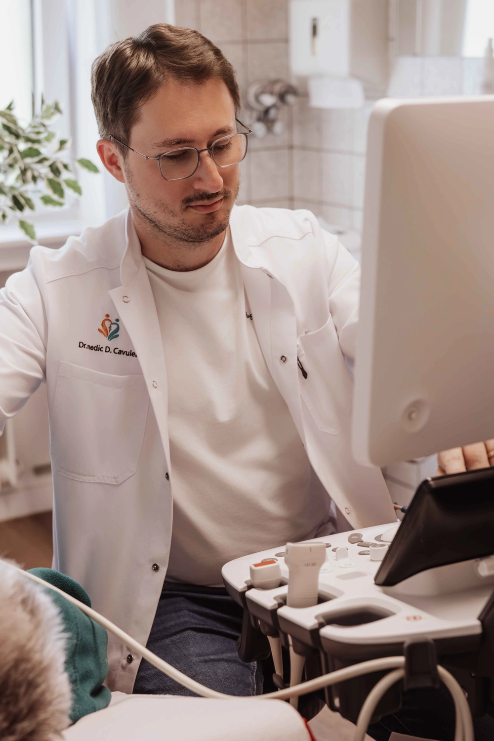 Rumeln - Facharzt für Innere Medizin und Intensivmedizin – Arzt, der Akten überprüft